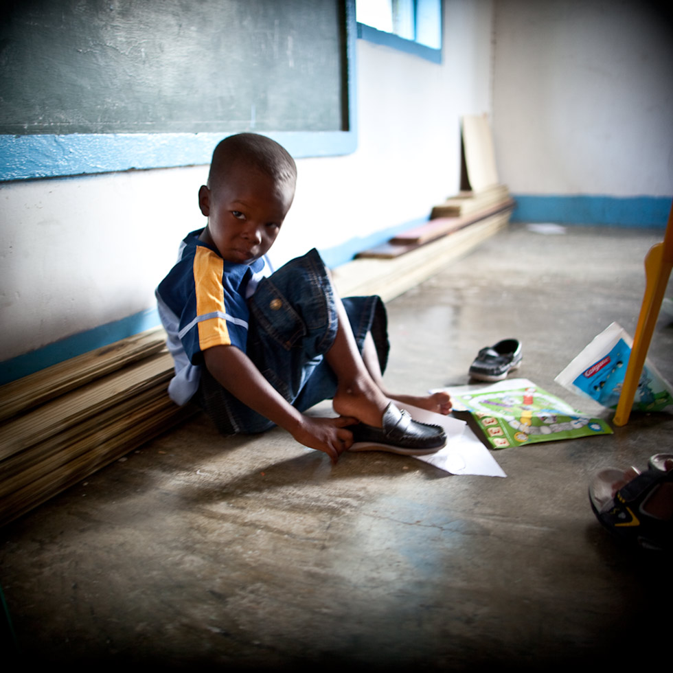 Child putting on the wrong shoe, Corporación Condor, Providencia, Colombia