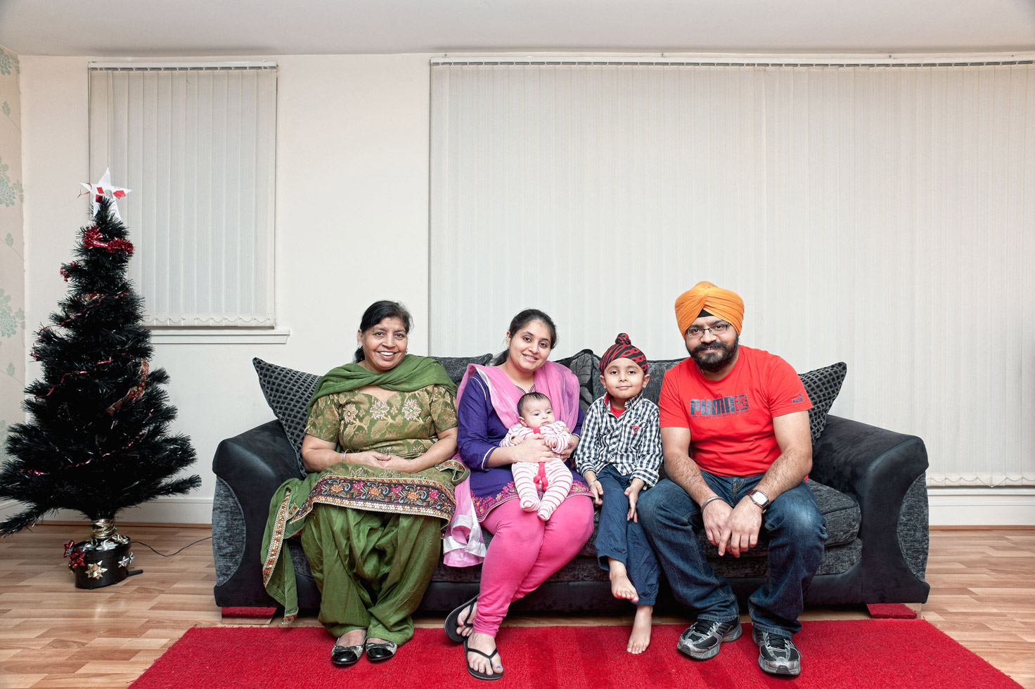 Meet Gurinder and Harpreet and family (Edinburgh, 2012) Sikh communities in Scotland have a long history, stretching back to the 19th century when the first families arrived from India. Scottish Sikhs have their own tartan and are often to be found wearing kilts on special occasions.