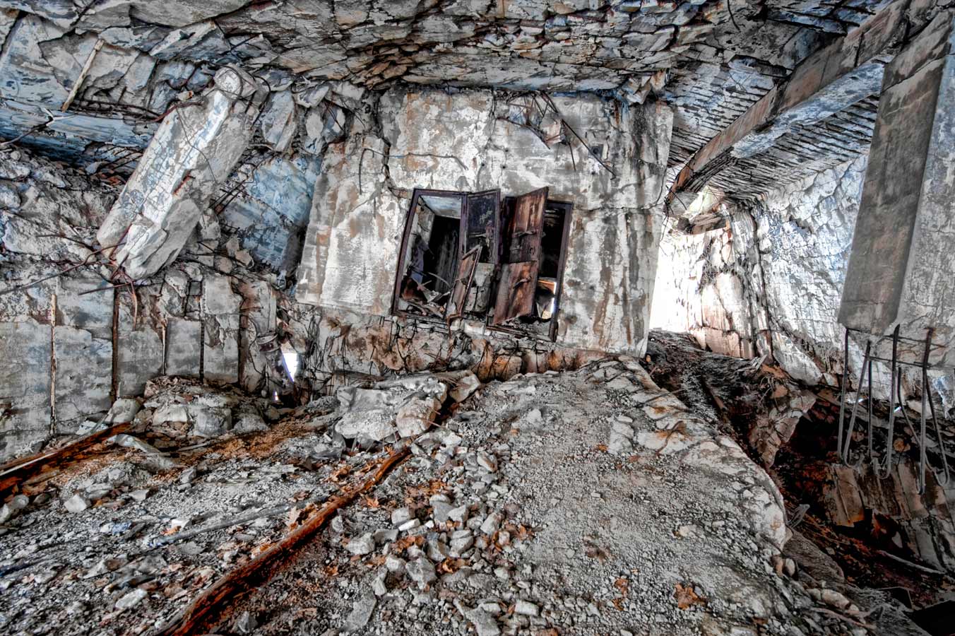 Explosion

Wunsdorf. The aftereffect of the Russian dynamite inside one of the houses. One can see the thickness of the reinforced walls.