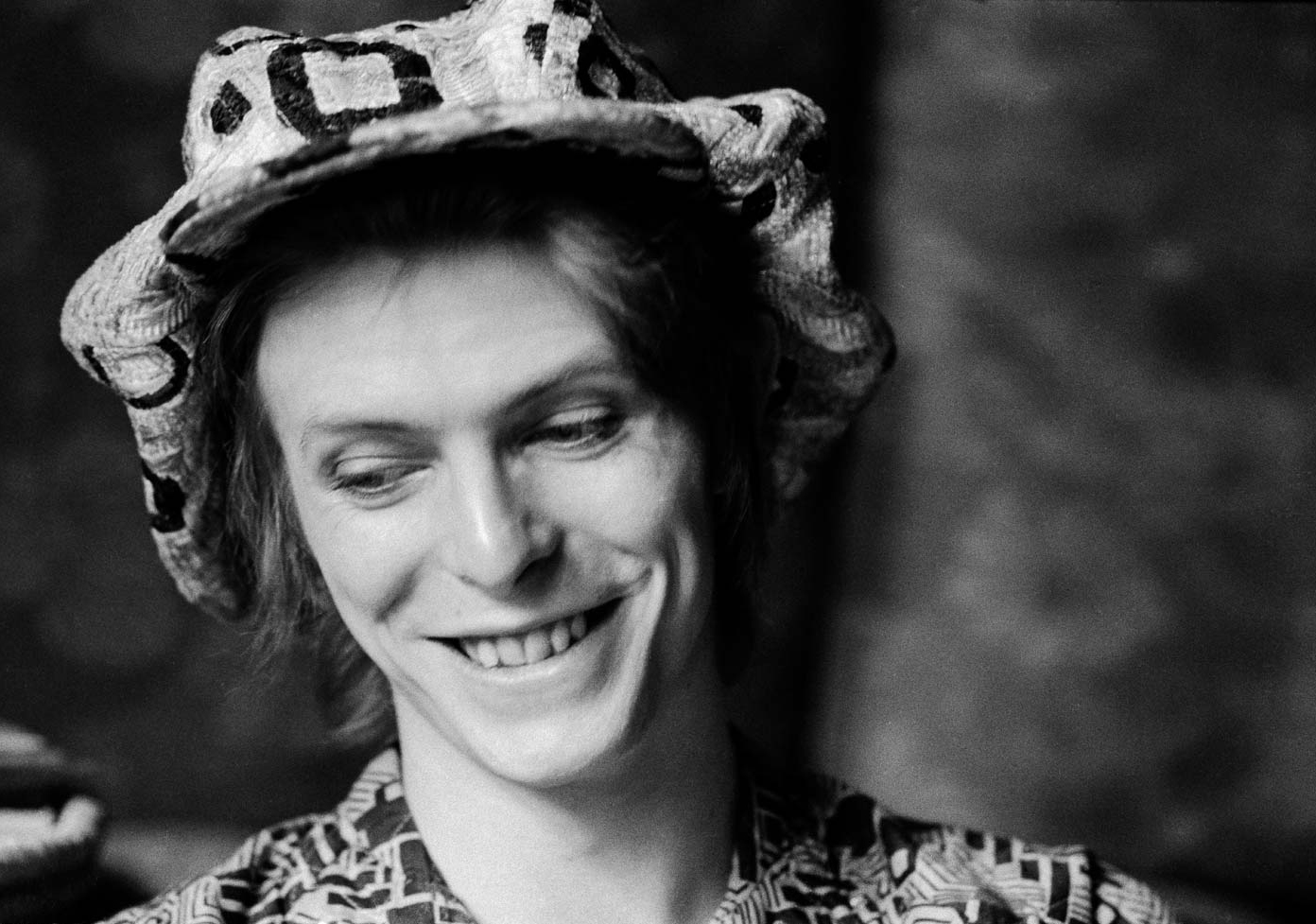 Bowie carries on redecorating his living room wearing his stage outfit, while Michael Putland shoots for 'Disc and Music Echo'. Beckenham, England, 1972.