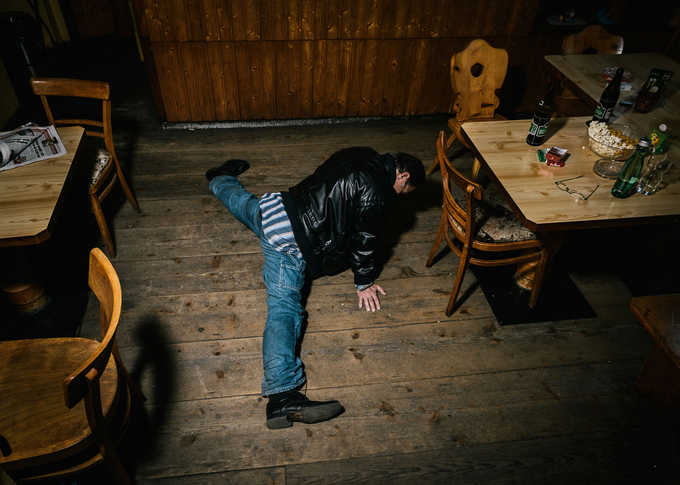 "I don't let everyone in. In fact, I hardly let anyone in! There's a strict door policy. I can leave my gun just lying around here, like this; my customers don't get aggressive. The only aggressive person in here is me! Yeah, somebody has to call the shots..." Diana Gabor, Zur Traanke