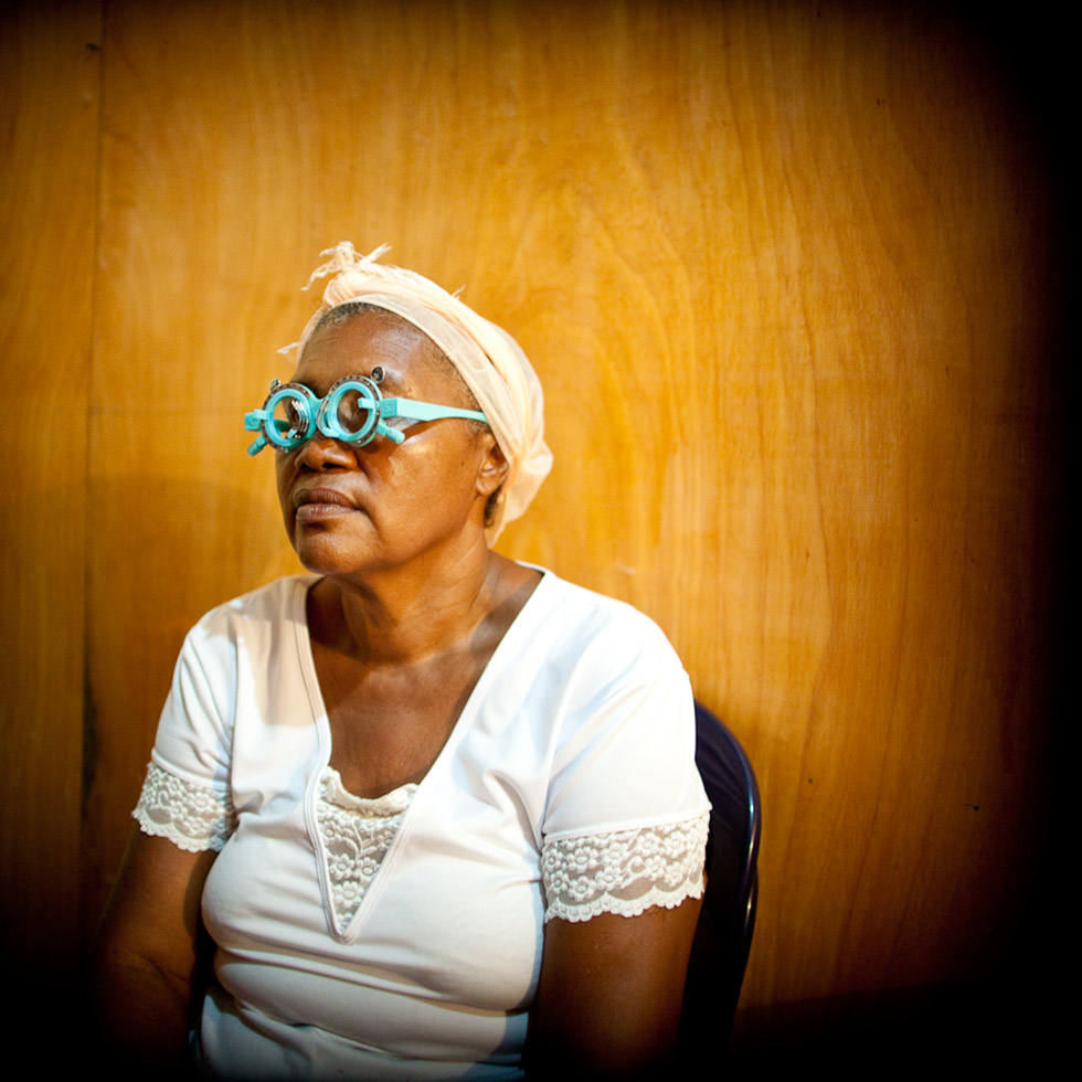 Eye exam for free eye glasses, Corporación Condor, Providencia, Colombia