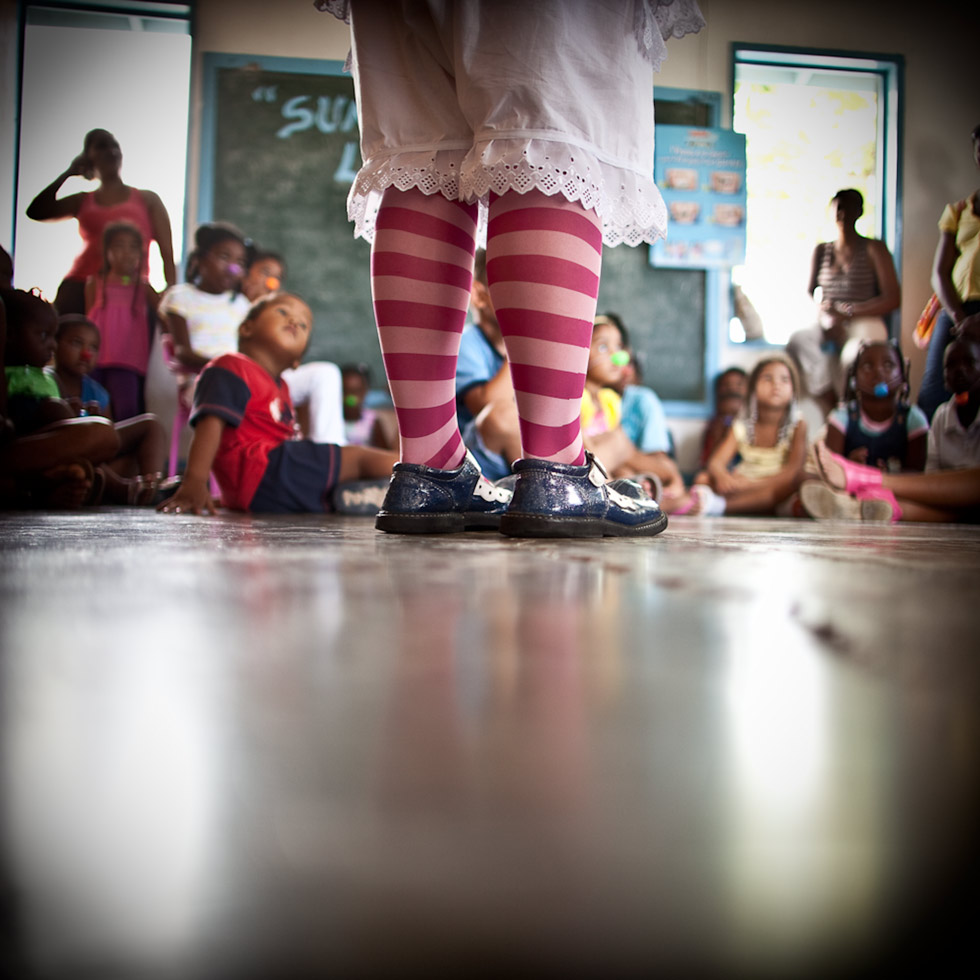 Clown teaching children about brushing their teeth, Fundación Doctora Clown, Providencia, Colombia