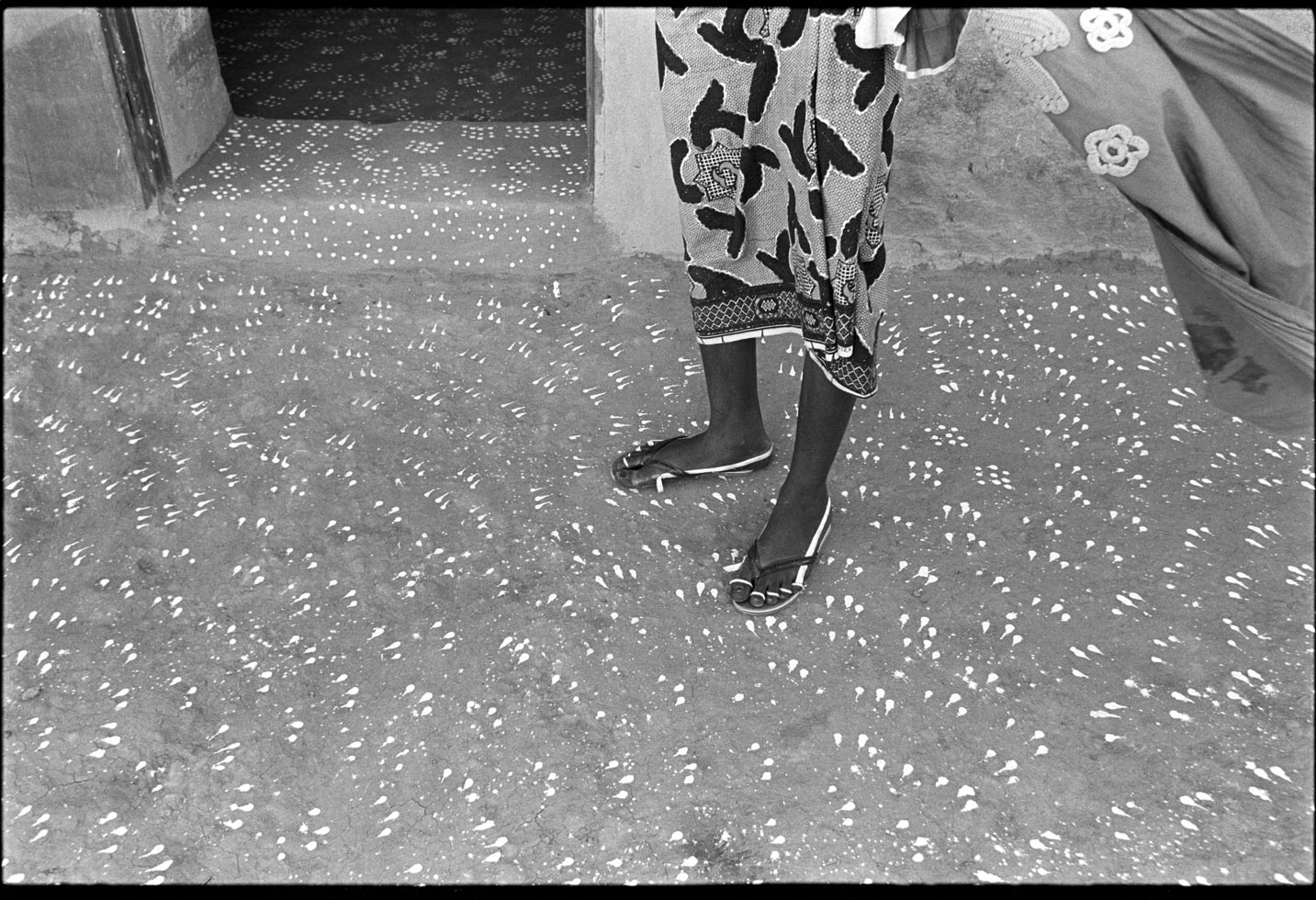 "The footprint of one person is narrow." Congolese proverb

Diafarabé, Mali, 1994

During the Peul Crossing of the Cattle Festival, the houses are cleaned, painted and decorated. This courtyard was decorated with a cat's-paw pattern created by three fingers dipped in whitewash.