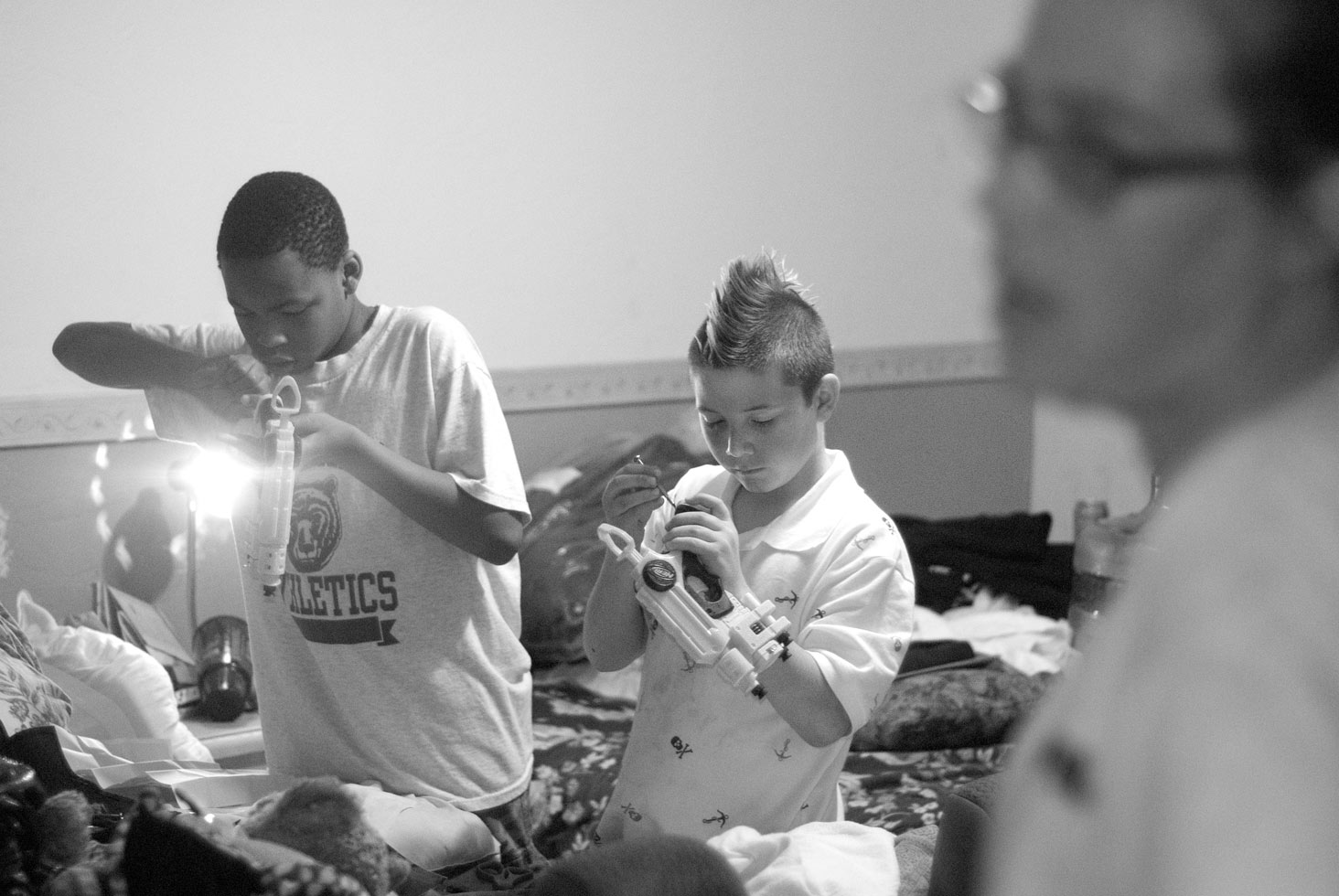 Shadeed and Eric fix a pair of Nerf guns that their parents found. Eric is Tasha's son, whom she raises on her own. Shadeed regularly visits Eric, one of his only friends at the motel. Denise says she knows that he wants more friends who stay for a long period of time in the motel, however unrealistic that expectation may be; "this motel is home to him."